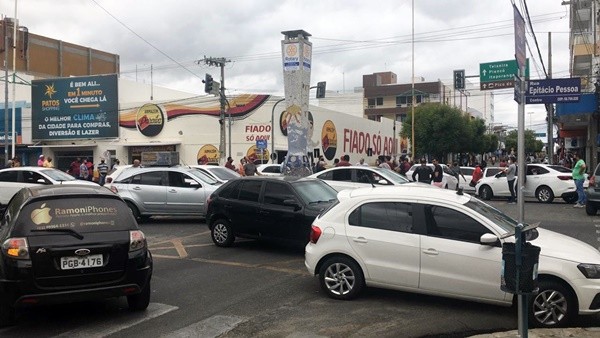 Taxistas fazem protesto contra prazo para implantação de taxímetros