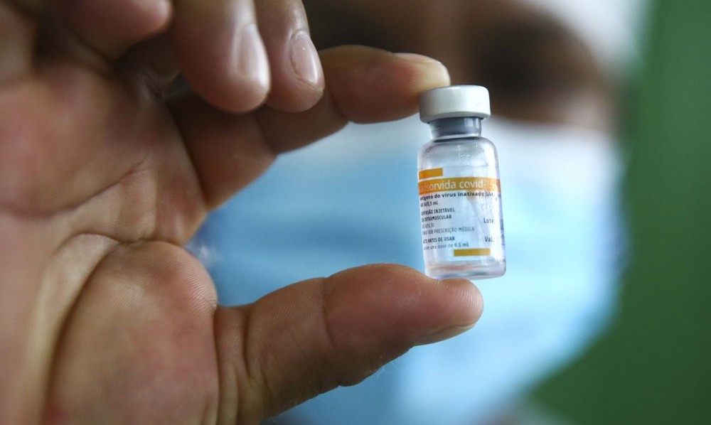 Insumos para produção da coronavac chegam ao Brasil