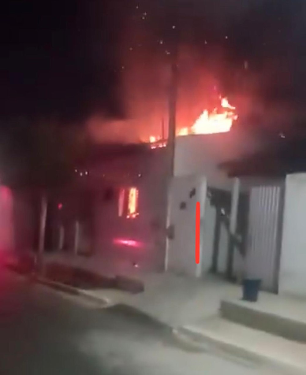 Casa é incendiada no Conjunto dos Sapateiros, em Patos; veja vídeo