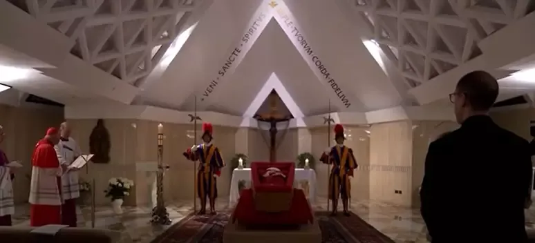 Papa Francisco é colocado em caixão de madeira na Casa Santa Marta