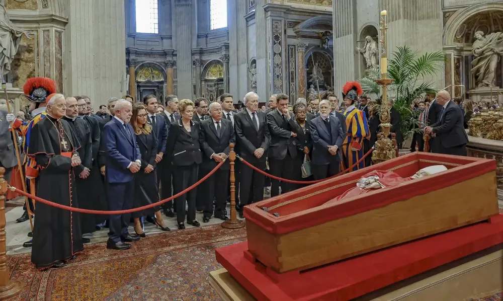 Comitiva brasileira de Lula participa de velório do Papa Francisco