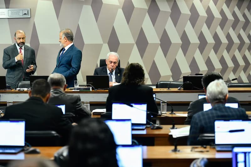 CCJ do Senado aprova PEC que prevê fim da reeleição a partir de 2030
