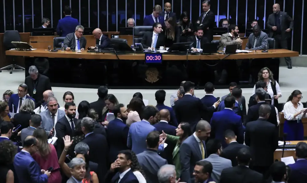 Câmara impoõe derrota a Lula e aprova urgência para suspender decreto do IOF