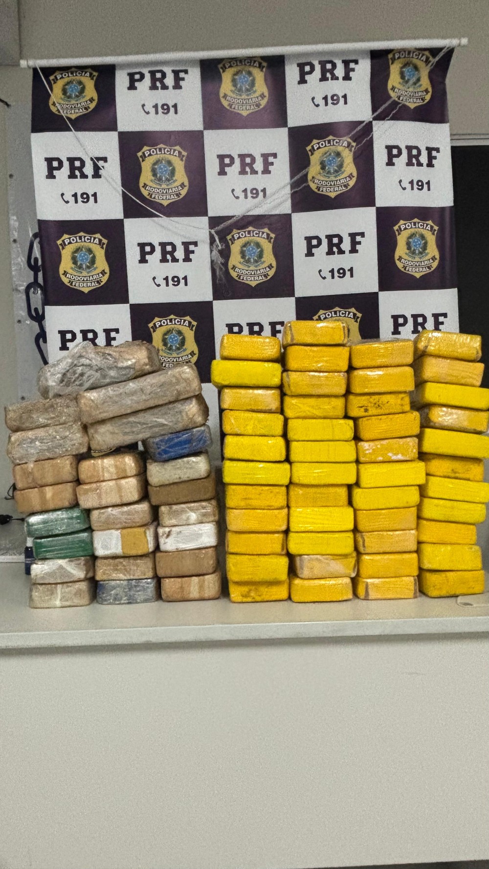 PRF apreende 69 kg de drogas durante fiscalização na BR-230, em Patos