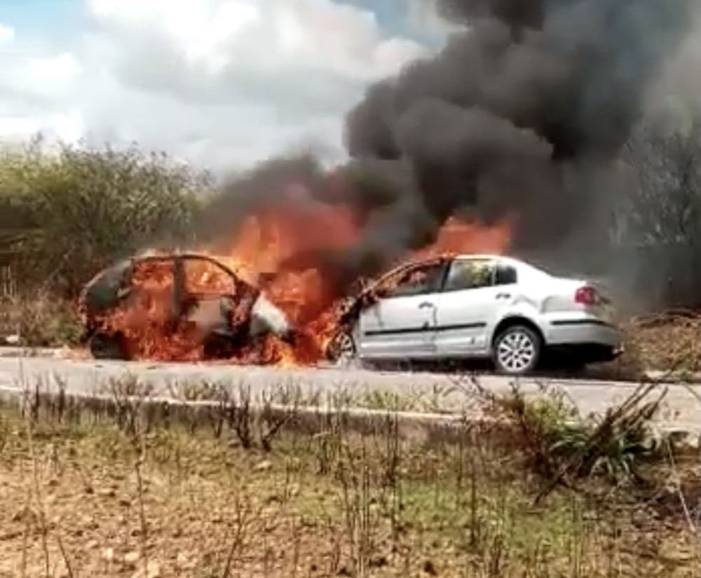 Carros colidem de frente e passageiros morrem carbonizados em Teixeira; veja vídeo [Atualizado]