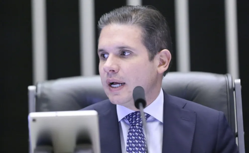 Motta surpreende e agenda votação para derrubar decreto do IOF sem aviso prévio