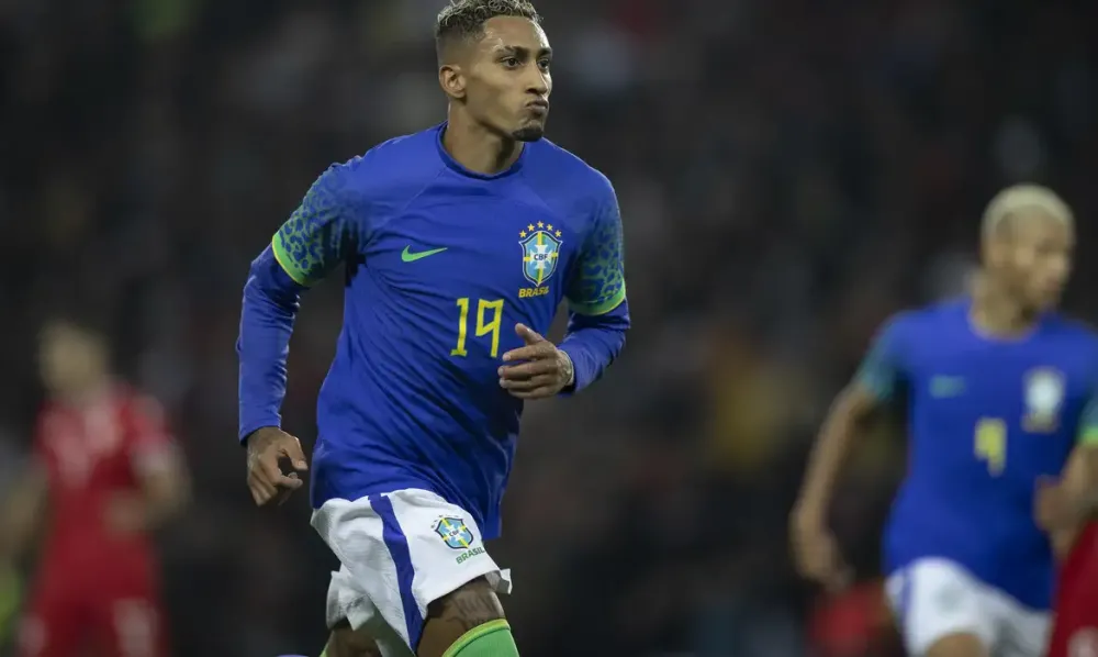 Raphinha e Vinicius Júnior são indicados ao prêmio Bola de Ouro