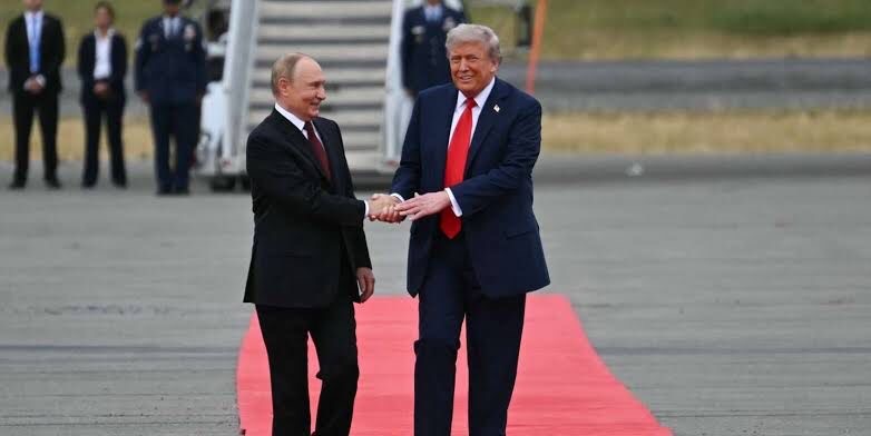 Trump e Putin - Alfaiates da Guerra, Costureiros da Discórdia.