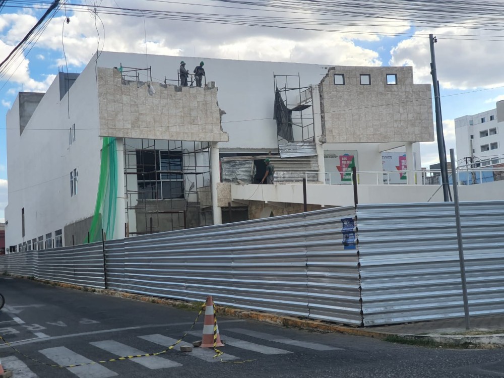 Entre Escombros e Esperas: A Ópera Inacabada do Sertão