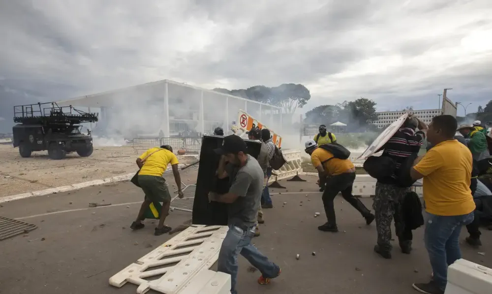 Moraes concede domiciliar a Fátima de Tubarão e mais 18 idosos do 8/01