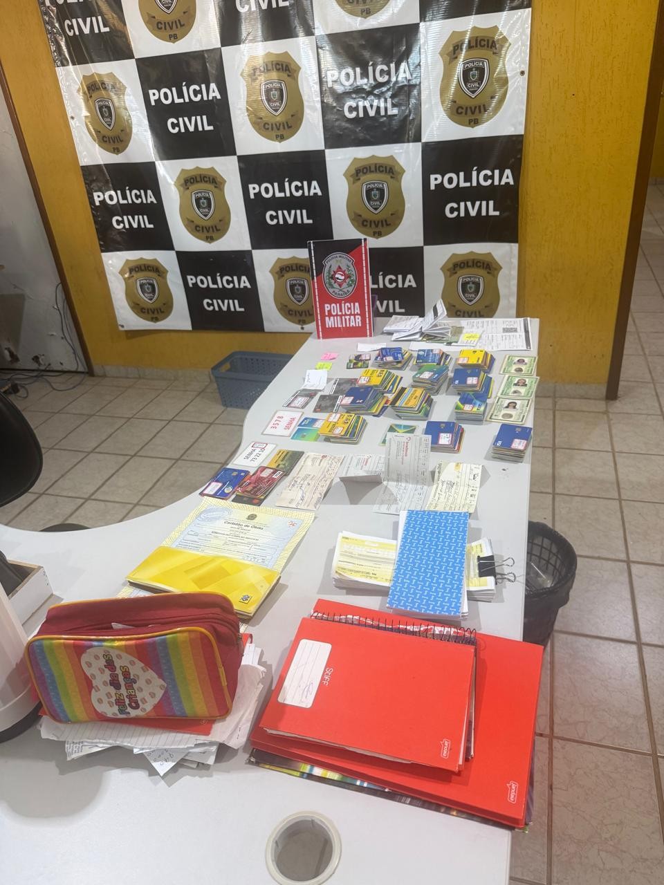 Polícia Militar prende casal por suspeita de agiotagem e apreende centenas de cartões em Catolé do Rocha