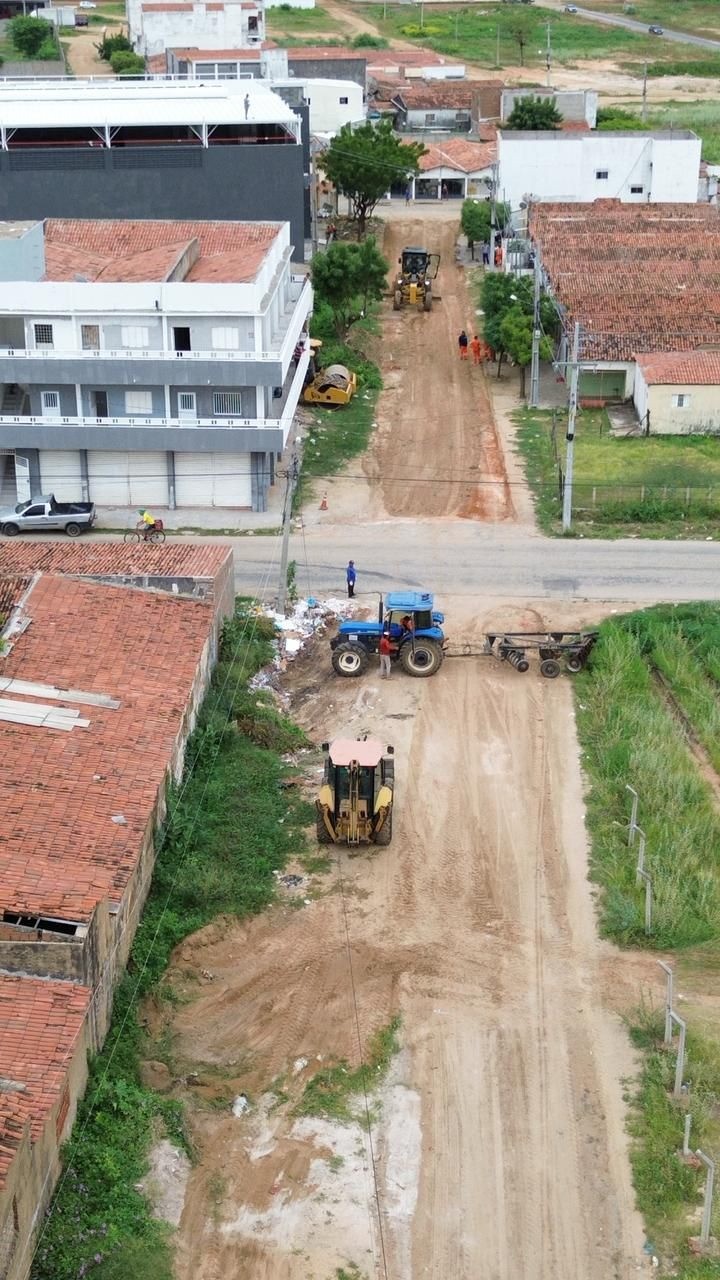 Bairros de Patos recebem pavimentação asfáltica; veja quais ruas