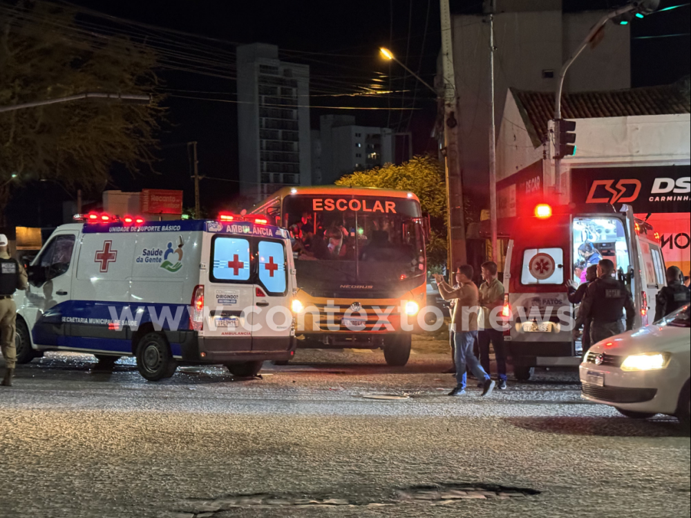 Ônibus bate em ambulância com paciente em Patos
