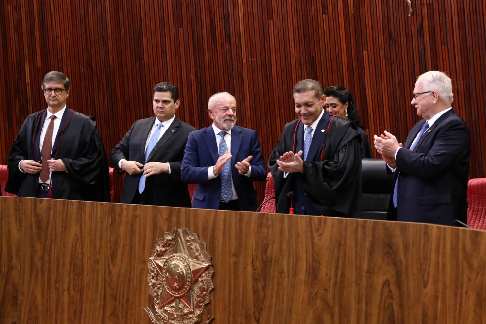 Clima de tensão e encontros políticos marcam posse de ministro Nunes Marques no TSE