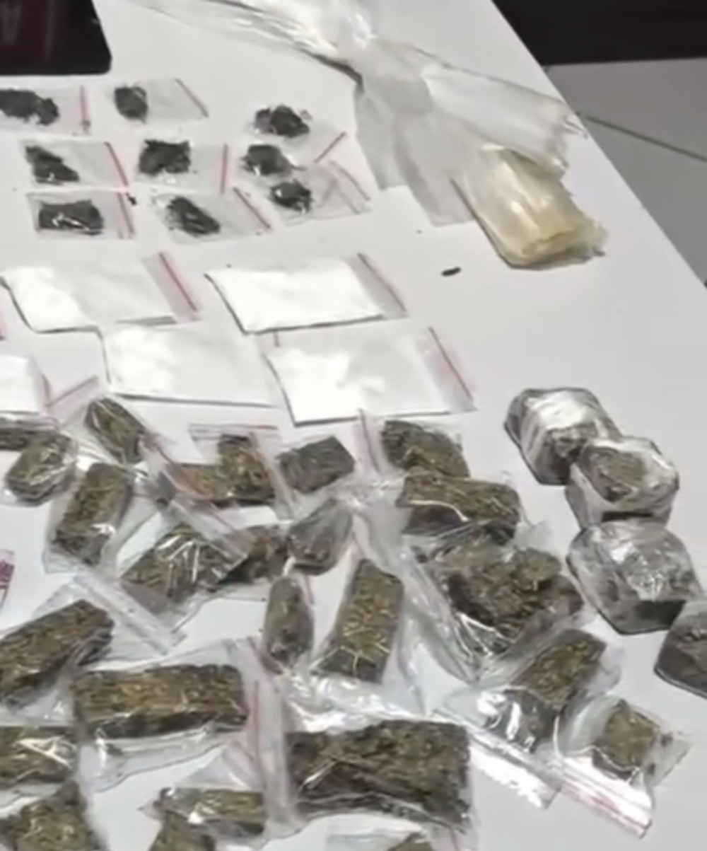 Polícia Militar apreende drogas, réplica de arma e conduz três suspeitos em São Bento