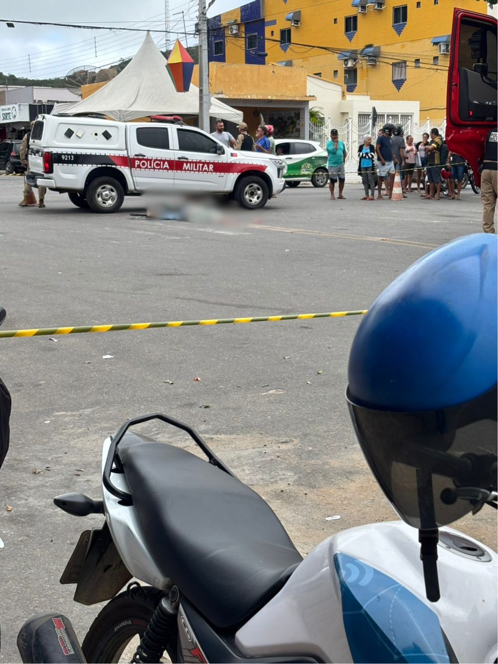 Idoso morre após ser atropelado por carreta no Centro de Teixeira
