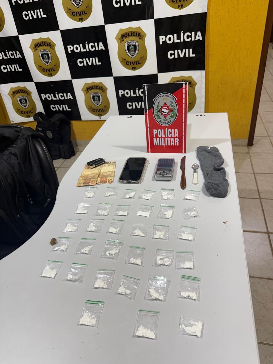 Polícia Militar apreende drogas, dinheiro e balança de precisão durante abordagem em Catolé do Rocha